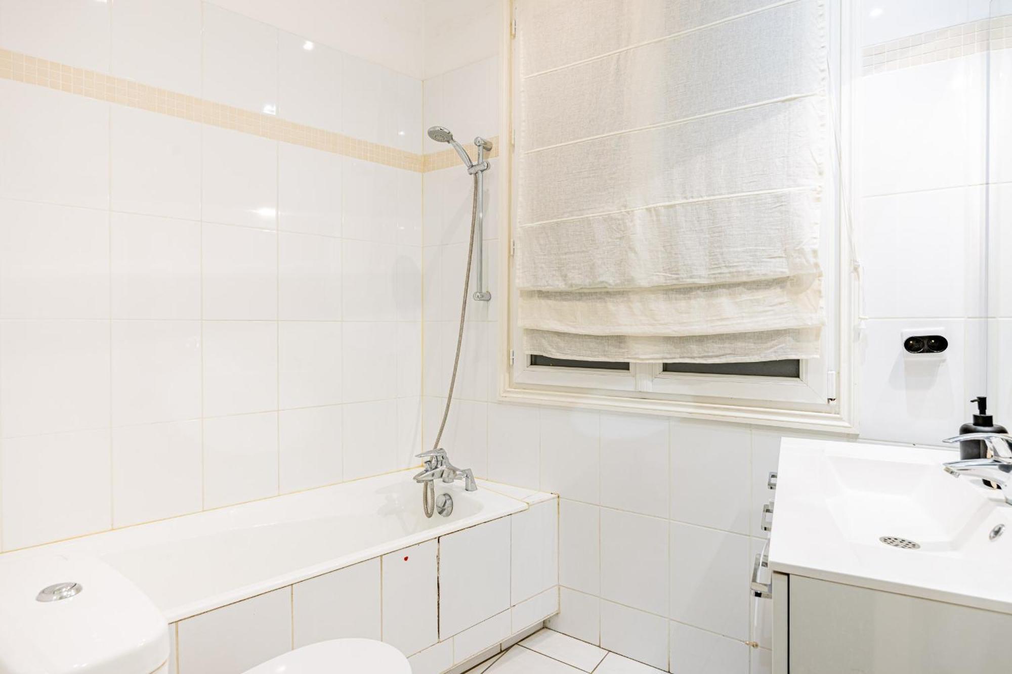 Montaigne Champs-elysees Apartment
